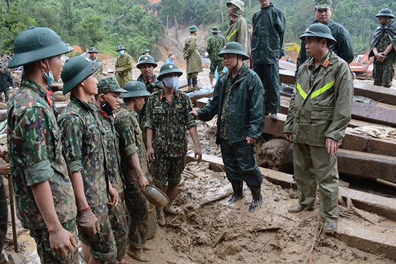Trung tướng Thái Đại Ngọc, Tư lệnh Quân khu 5 động viên các lực lượng tại hiện trường.