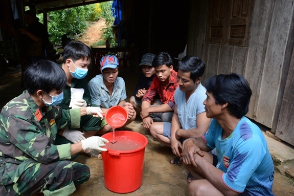 Cấp thuốc, hướng dẫn bà con cách xử lý nước sạch sinh hoạt hằng ngày. Ảnh: qdnd.vn.