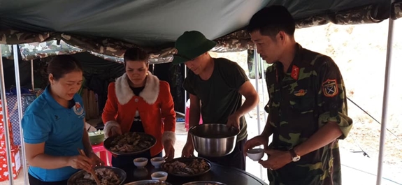 Người dân tình nguyện chăm lo hậu cần giúp bộ đội, cùng vượt qua khó khăn. Ảnh: Việt Hùng