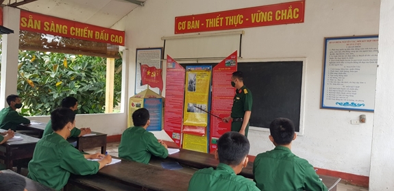 Giáo dục truyền thống cho chiến sĩ ở Lữ đoàn Phòng không 283 (Quân khu 4).