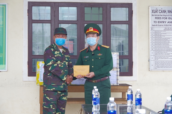Đại diện Bộ CHQS tỉnh Salavan (Lào) trao quà hỗ trợ Bộ CHQS tỉnh Quảng Trị.