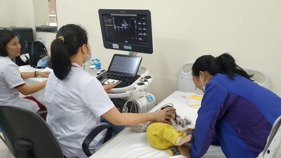 Bác sĩ Trung tâm Tim mạch trẻ em - Bệnh viện Nhi Trung ương đang siêu âm cho em bé.