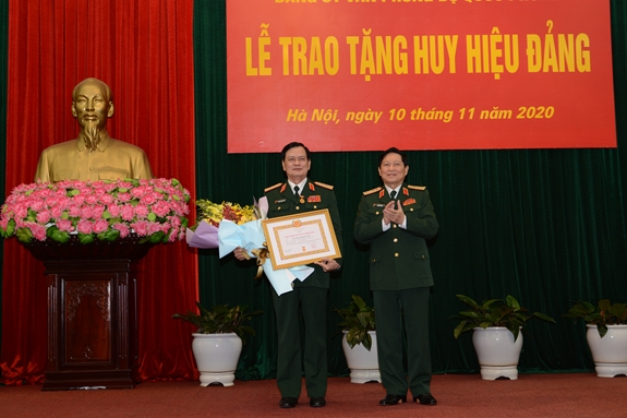 Trao Huy hiệu 50 năm tuổi Đảng tặng Thượng tướng Nguyễn Thành Cung