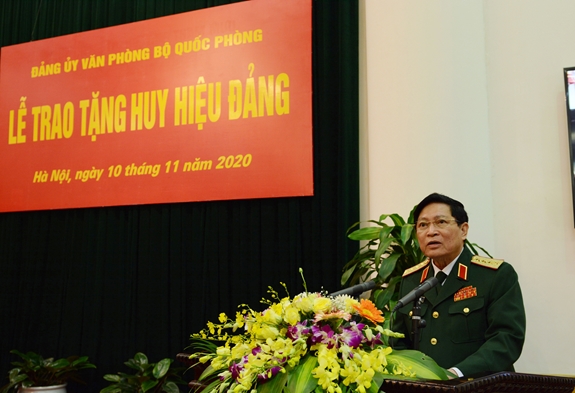 Trao Huy hiệu 50 năm tuổi Đảng tặng Thượng tướng Nguyễn Thành Cung