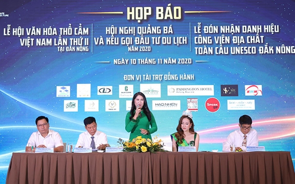 Bà Tôn Thị Ngọc Hạnh, Phó chủ tịch tỉnh Đắk Nông giới thiệu chương trình tại buổi họp báo.