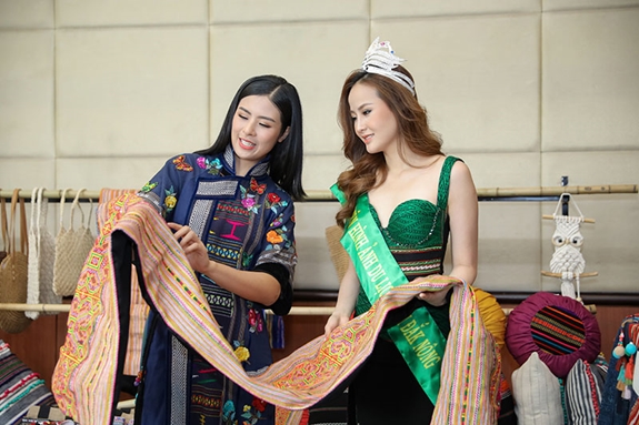 Hoa hậu Ngọc Hân (bên trái) giới thiệu các sản phẩm dệt thổ cẩm tại buổi họp báo.