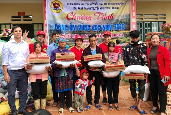 Nhóm Kết nối trái tim tỉnh Hải Dương trao quà tặng các hộ nghèo ở xã Dền Thàng, huyện Bát Xát, tỉnh Lào Cai.
