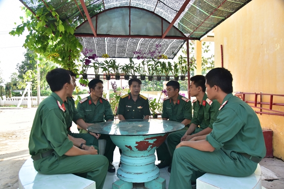 Cán bộ Tiểu đoàn 6, Trung đoàn 20, Sư đoàn 330 trò chuyện với chiến sĩ.