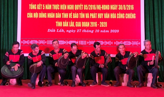 Các nghệ nhân diễn tấu cồng chiêng tại hội nghị tổng kết 5 năm thực hiện nghị quyết của HĐND tỉnh Đắc Lắc về bảo tồn và phát huy văn hóa cồng chiêng, giai đoạn 2016-2020. Ảnh: KIỀU BÌNH ĐỊNH