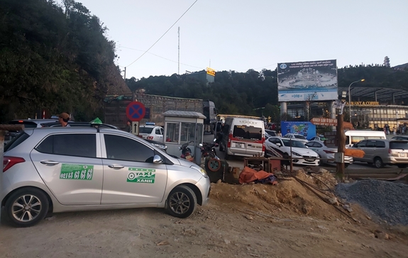 Các phương tiện dừng đỗ, ra vào nhà hàng và quán cà phê Ô Quy Hồ (nằm giáp ranh giữa tỉnh Lào Cai và tỉnh Lai Châu) gây ra ùn tắc.