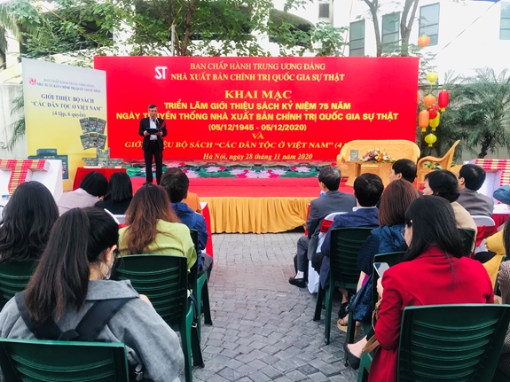 Quang cảnh chương trình triển lãm, giới thiệu sách của NXB Chính trị quốc gia Sự thật.