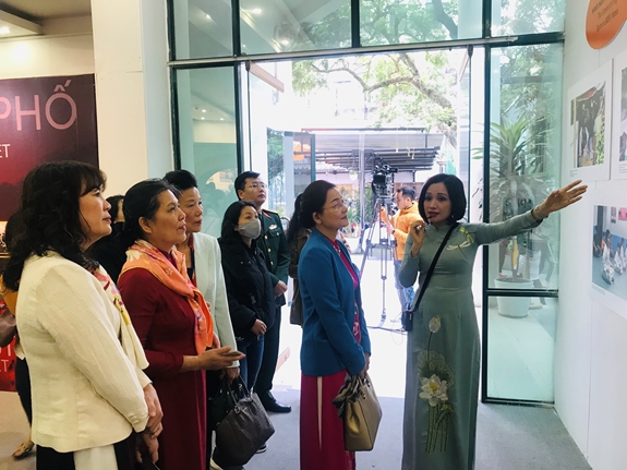 Các đại biểu tham quan triển lãm.