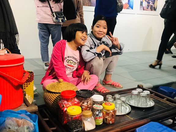 Các em nhỏ có hoàn cảnh khó khăn là nhân vật chính trong triển lãm.