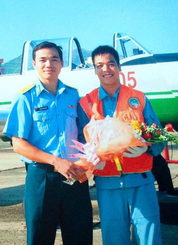Tống Quang Duy (bên trái) chúc mừng em trai Tống Xuân Diệu sau chuyến bay đơn thành công trên máy bay Yak-52, năm 2015.Ảnh do nhân vật cung cấp.