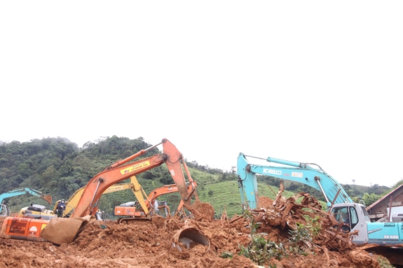 Công ty Xây dựng 384 tham gia khắc phục hậu quả thiên tai, tìm kiếm cứu nạn tại Đoàn Kinh tế-Quốc phòng 337 (tháng 10-2020).