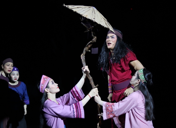 Cảnh trong vở diễn “Cây gậy thần”.Ảnh: MINH ANH.