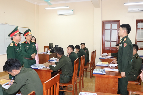Thượng tướng Đỗ Căn, Phó chủ nhiệm Tổng cục Chính trị kiểm tra công tác bảo đảm, phục vụ và dạy tiếng Việt cho học viên quốc tế tại Đoàn 871 (tháng 11-2020). Ảnh: PHẠM BẰNG