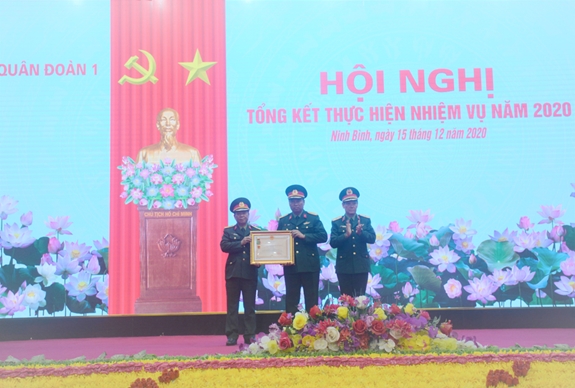 Thiếu tướng Đỗ Minh Xương, thừa ủy quyền của Chủ tịch nước trao Huân chương Bảo vệ Tổ quốc hạng Ba tặng Cục Hậu cần.