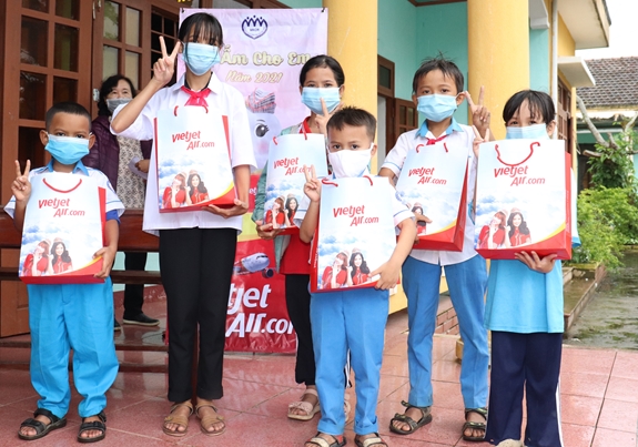 Niềm vui của các em nhỏ khi nhận được quà hỗ trợ.