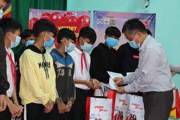 Ông Lương Thế Khanh, Ủy viên Ban Thường vụ thường trực Hội Bảo vệ quyền trẻ em Việt Nam tặng quà cho các em nhỏ có hoàn cảnh khó khăn.
