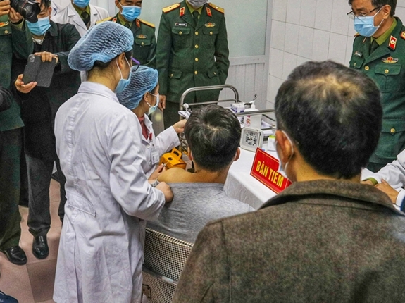 Nam tình nguyện viên được tiêm thử nghiệm vaccine phòng Covid-19 đầu tiên tại Việt Nam.