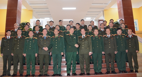 Các đại biểu dự hội nghị chụp ảnh lưu niệm.