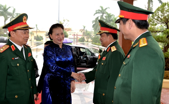 Chủ tịch Quốc hội Nguyễn Thị Kim Ngân thăm, làm việc tại Bộ tư lệnh Quân khu 5