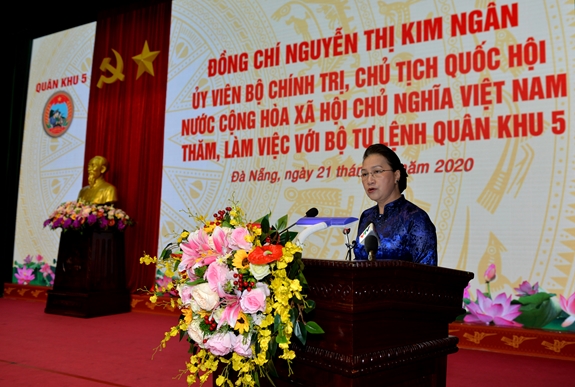 Chủ tịch Quốc hội Nguyễn Thị Kim Ngân thăm, làm việc tại Bộ tư lệnh Quân khu 5