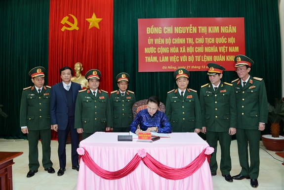 Chủ tịch Quốc hội Nguyễn Thị Kim Ngân thăm, làm việc tại Bộ tư lệnh Quân khu 5