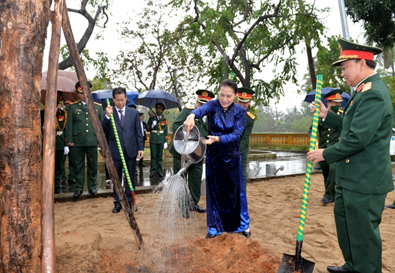 Chủ tịch Quốc hội Nguyễn Thị Kim Ngân thăm, làm việc tại Bộ tư lệnh Quân khu 5