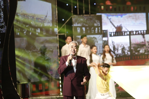 NSND Quang Thọ biểu diễn trong chương trình.