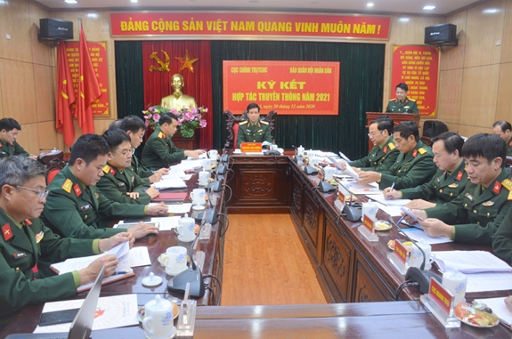 Các đại biểu nghe báo cáo kết quả thực hiện thỏa thuận hợp tác truyền thông giữa Cục Chính trị và Báo QĐND năm 2020.