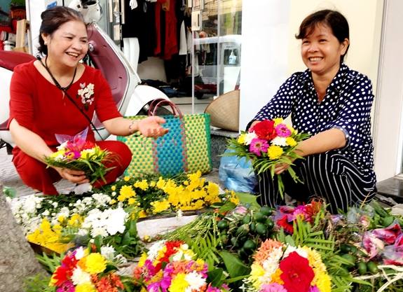 Sạp hoa nhỏ của cô Nguyễn Thị Dung bên hè phố phục vụ nhu cầu đi lễ của người dân.