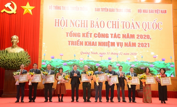 Các cơ quan, đơn vị có thành tích xuất sắc trong công tác báo chí năm 2020 nhận bằng khen.