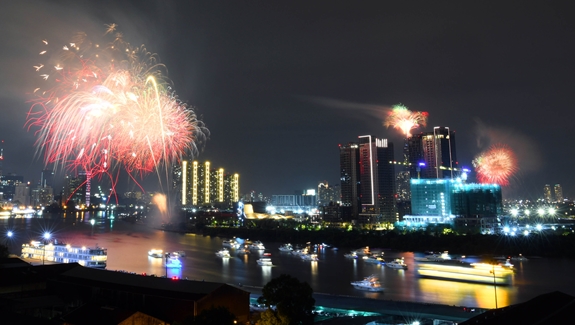 Các điểm bắn tạo nên hình ảnh pháo hoa rực rỡ, lung linh trên bầu trời TP Hồ Chí Minh.