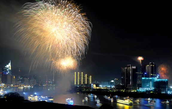 Các tour du lịch ngắm pháo hoa trên tàu nhà hàng được nhiều người dân thành phố lựa chọn để đón thời khắc chuyển giao năm mới.