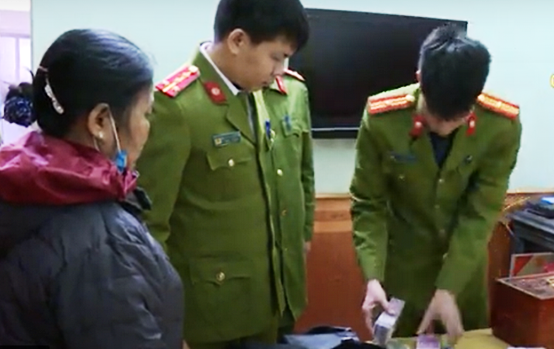 Lực lượng chức năng tịch thu tang vật. Nguồn: vov.vn