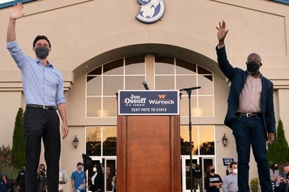 Ứng viên đảng Dân chủ Jon Ossoff (trái) và Raphael Warnock (phải) trong cuộc đua giành ghế thượng nghị sĩ ở Georgia. Ảnh: Getty