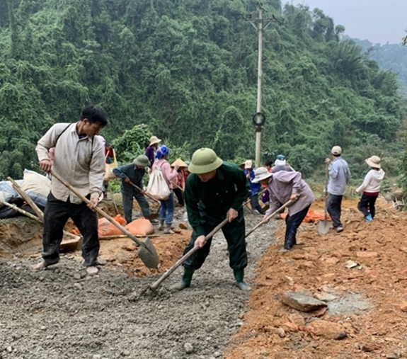 Các lực lượng tham gia làm đường giao thông vào bản Cò Phạt.