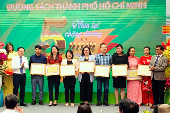Khen thưởng các tập thể, cá nhân có đóng góp tích cực cho hoạt động của Đường sách TP Hồ Chí Minh.