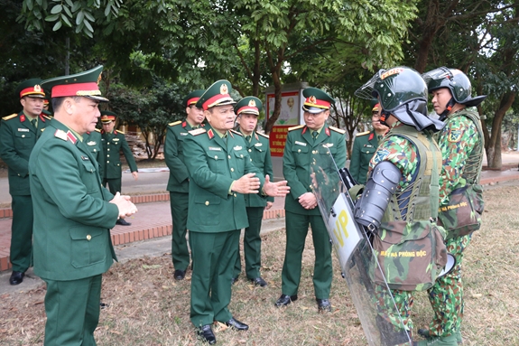 Thượng tướng Nguyễn Phương Nam, Ủy viên Trung ương Đảng, Phó tổng Tham mưu trưởng - Trưởng đoàn công tác của Bộ Quốc phòng, kiểm tra tại Đại đội 20, Bộ CHQS tỉnh Vĩnh Phúc