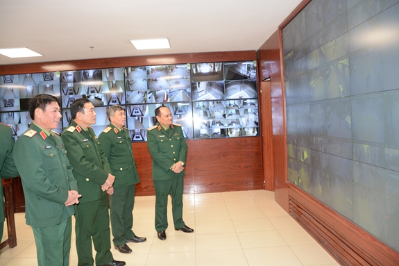 Thượng tướng Nguyễn Phương Nam (ngoài cùng bên phải), kiểm tra phòng trực ban Tác chiến của BTL Thủ đô Hà Nội