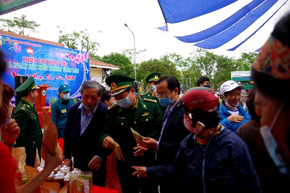 Các đại biểu tham quan các gian trưng bày sản phẩm hàng Việt Nam chất lượng cao.