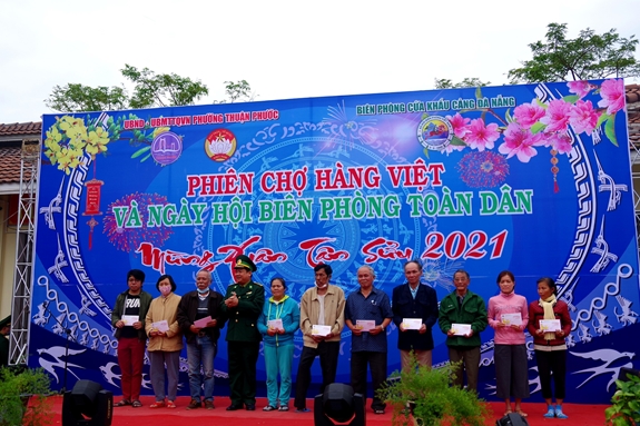 Trao quà tặng các đối tượng có hoàn cảnh khó khăn.