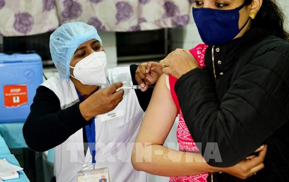 Nhân viên y tế tiêm vaccine ngừa Covid-19 trong chương trình tập huấn tiêm chủng tại New Delhi, Ấn Độ, ngày 2-1-2021. Ảnh: TTXVN