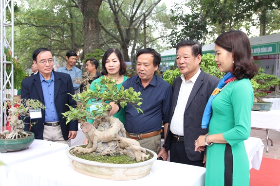 Các hội viên xã Phù Đổng bên sản phẩm làng nghề.