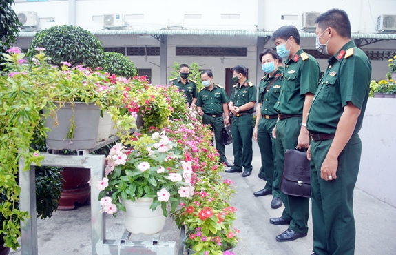 Lãnh đạo, chỉ huy Cục Hậu cần Quân khu 7 và Bệnh viện Quân y 7A kiểm tra vườn hoa xuân trước lúc khai trương.
