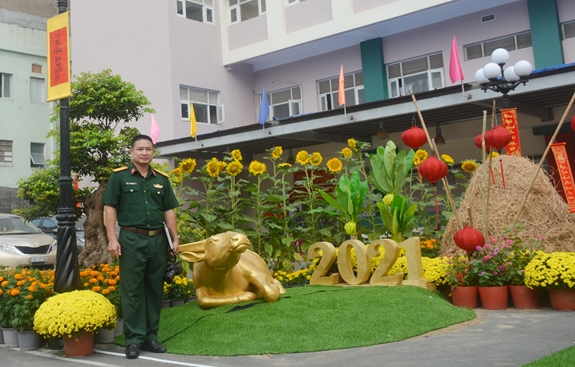 Trung tá Vũ Ngọc Sơn, Trưởng Ban Hậu cần Bệnh viện Quân y 7A, một trong những tác giả tham gia thiết kế vườn hoa, đường hoa xuân.