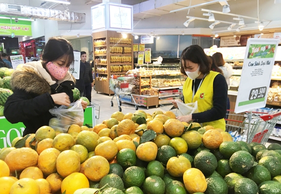 Người dân mua hàng tại Siêu thị Big C Thăng Long, Hà Nội.