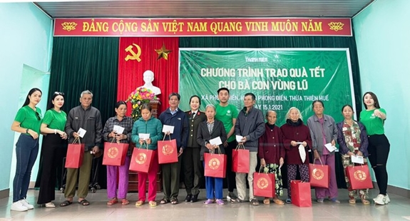 Người dân xã Phong Hiền, huyện Phong Điền, tỉnh Thừa Thiên - Huế nhận quà Tết từ các đoàn thiện nguyện.